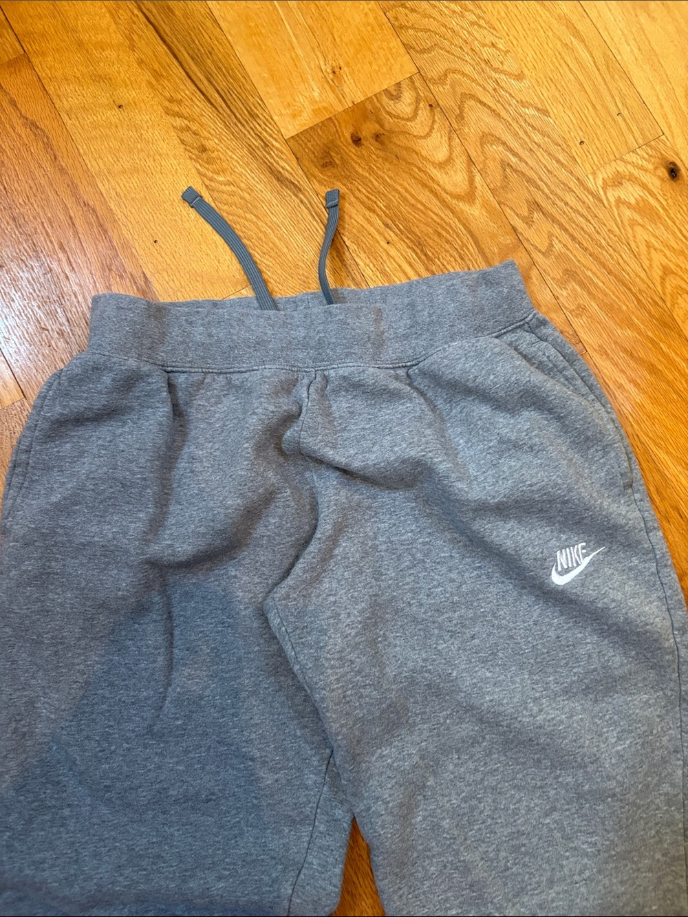 • Nike • - Picture 2 of 4